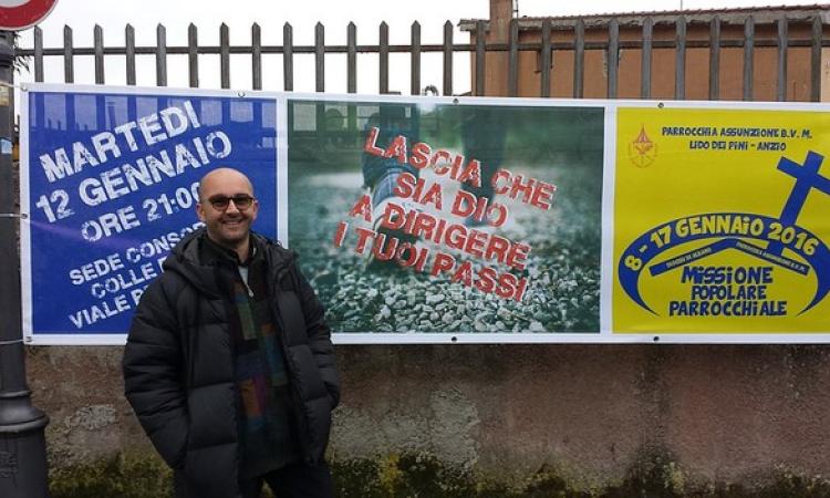 Don Andrea Conocchia e il logo della Missione (dal sito web parrocchiale lidodeipiniparrocc.wix.com)