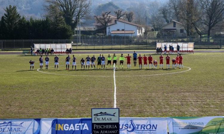 Le squadre a centrocampo 