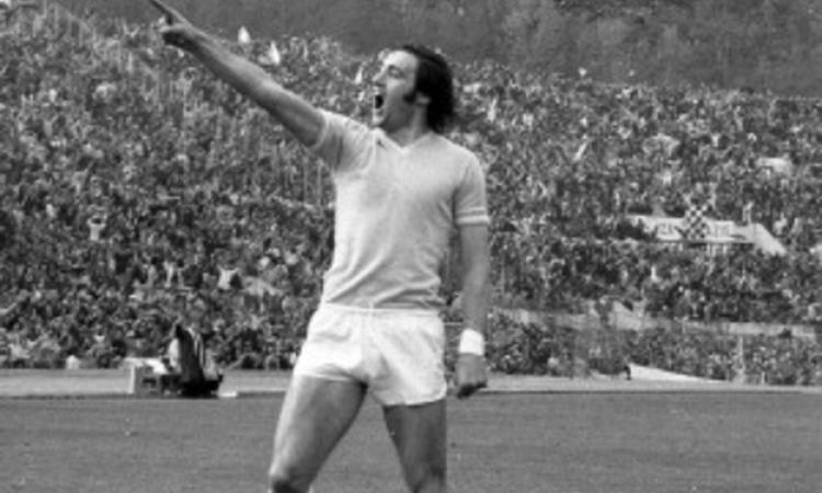 Giorgio Chinaglia e la sua celebre esultanza durante il derby nell&amp;apos;anno dello scudetto