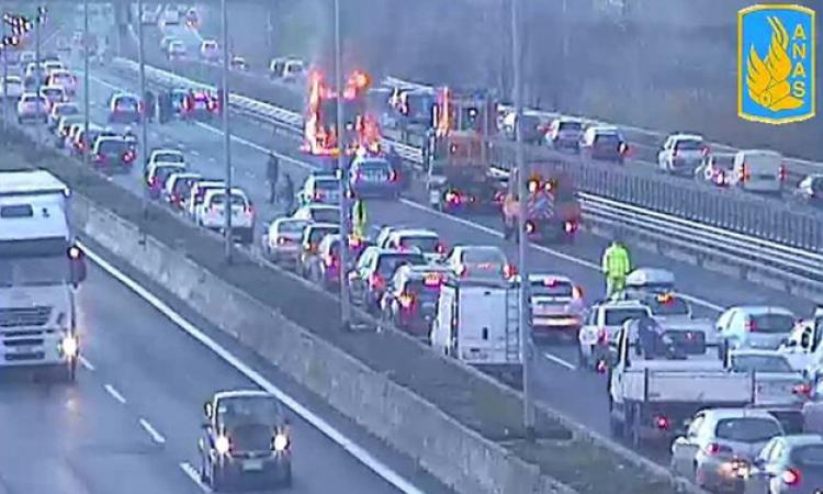 Paura sul GRA: furgone di stoffe prende fuoco