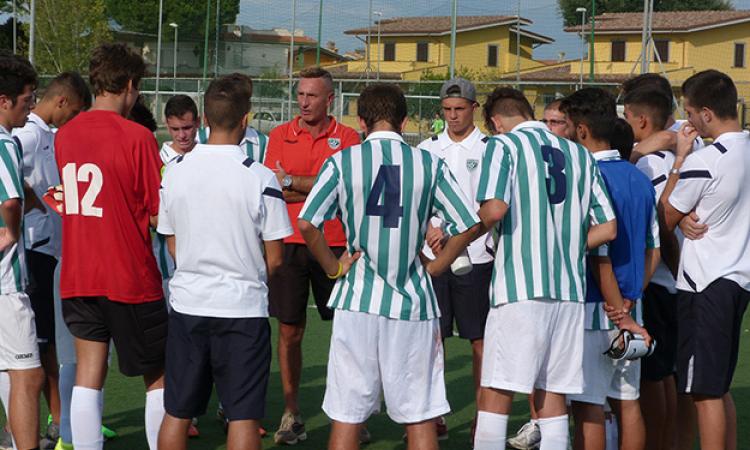 Roberto Giovarruscio (al centro) con i suoi ragazzi dopo il ko contro la Perconti (foto ©gazzettaregionale.it)