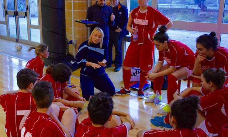 Tiziana Biondi durante uno dei raduni con le sue ragazze (Foto © Facebook)