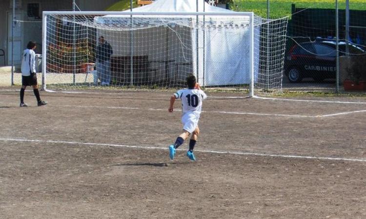 Simone Ferro festeggia il gol