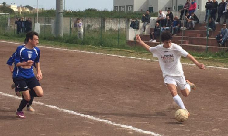 Vincenzi, autore di quattro gol, contrastato da Bongiacci dell&amp;apos;Anzio