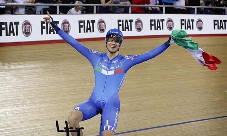 Filippo Ganna esulta dopo la conquista di una vittoria