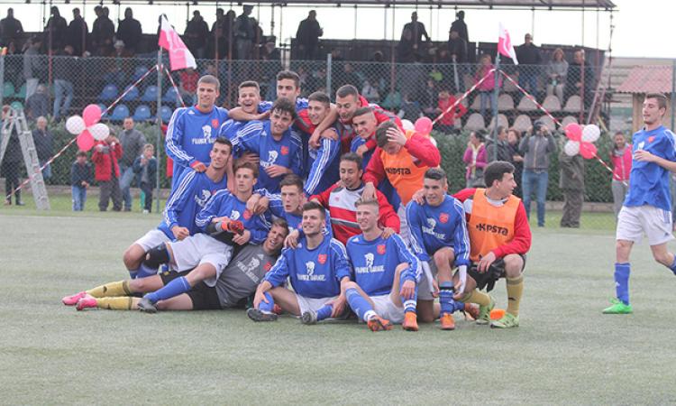 La festa della Juniores a fine gara dopo la vittoria sul Colleferro (©De Cesaris)
