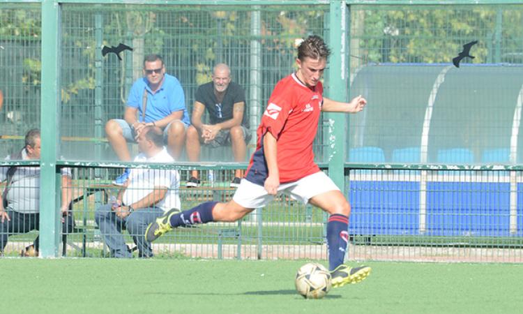 De Macchi in azione nel match contro il Savio, sullo sfondo il ds Nista, il presidente Paris e Claudio Solimina