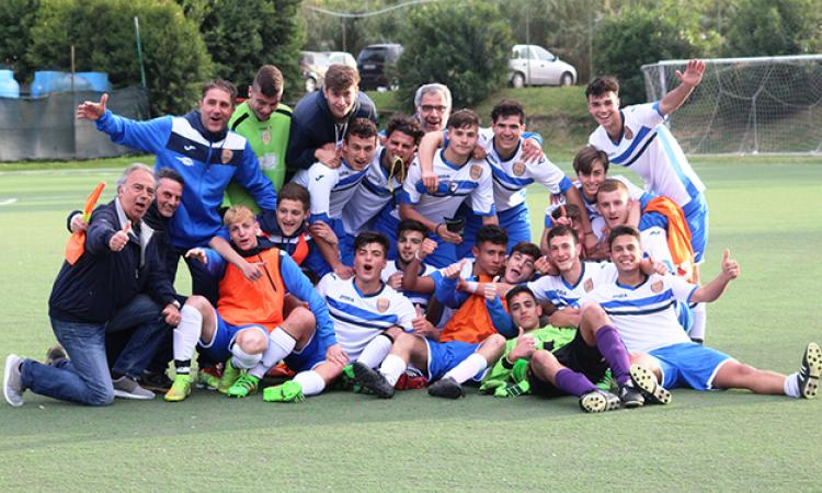 L&amp;apos;esultanza del Vigili Urbani a fine partita (foto ©fuoriareaweb.it)