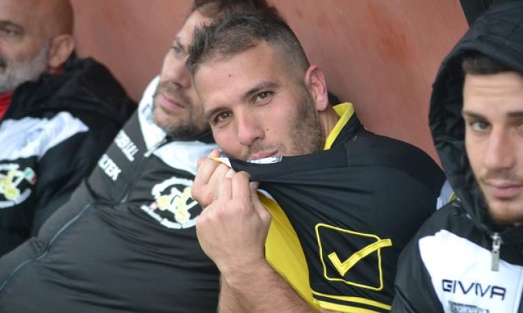 De Santis bacia la maglia