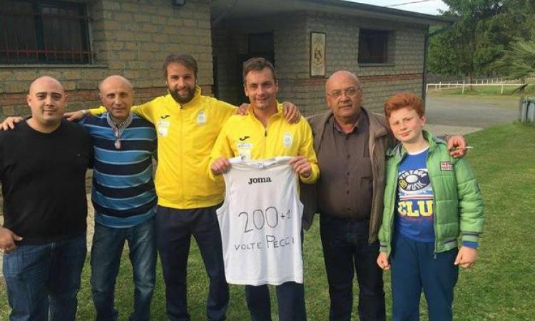 Pecci con la maglia celebrativa per i 201 gol in carriera