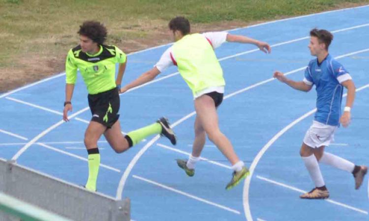 La fuga di Boukhari verso la palestra del Comunale, alle sue spalle un giocatore castellano coperto dal fratino