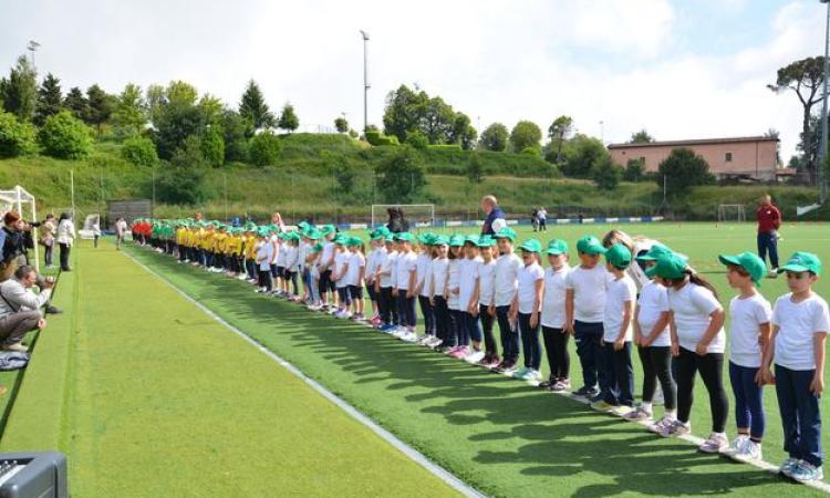 I bambini schierati prima al Collacchi durante Rugby a Scuola