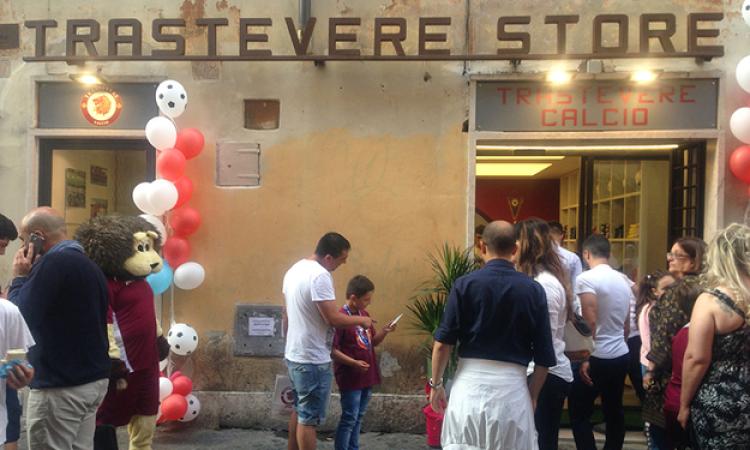 Uno scatto della festa di apertura del nuovo Trastevere Store di via della Lungaretta ©gazzettaregionale.it