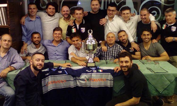 I giocatori della BNL a cena dopo la rimpatriata con il trofeo conquistato nel 2000