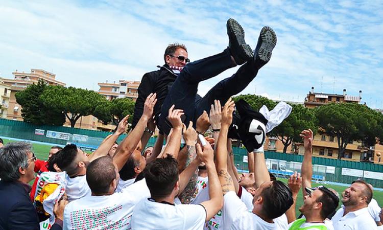 Valter Valle (foto ©Lori) portato in trionfo dopo il successo in Promozione