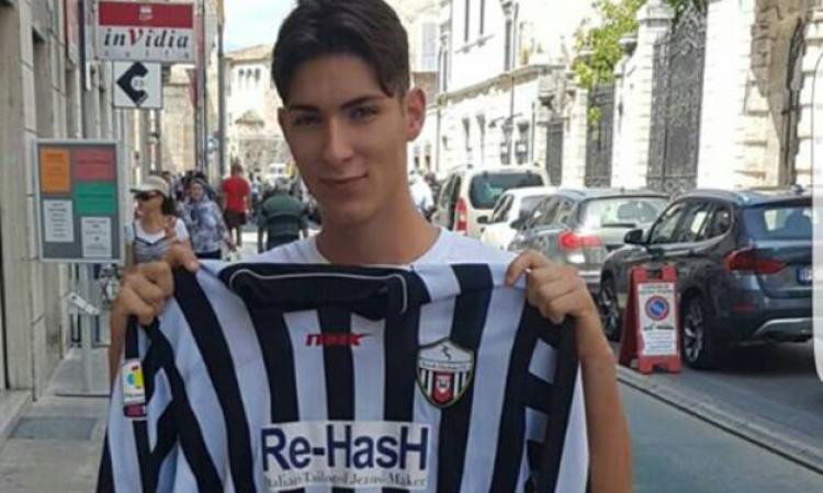 Gianmarco Privitera con la maglia dell&amp;apos;Ascoli
