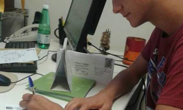 Leonardo Ferrari al momento della firma con la Roma