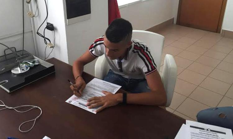 Papa firma con la Lodigiani ©GazReg