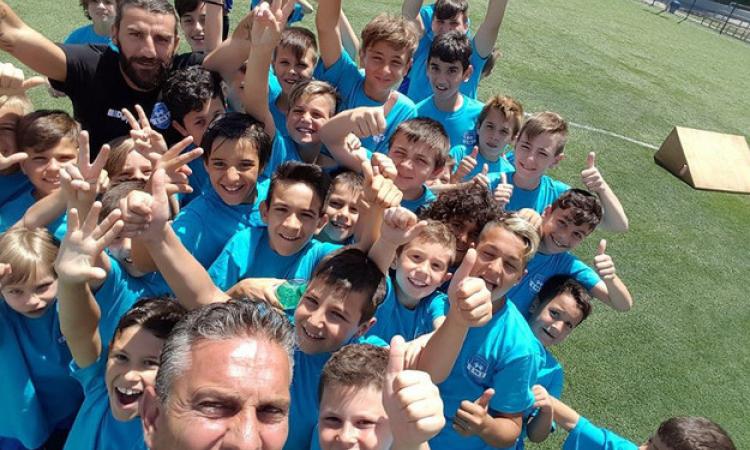 Maurizio Silvestri con un gruppo di ragazzi (©Facebook)