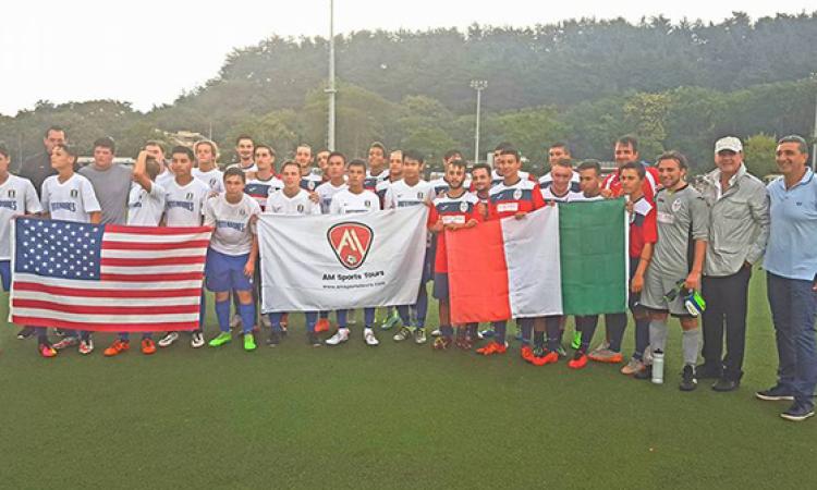 Foto di gruppo tra le squadre