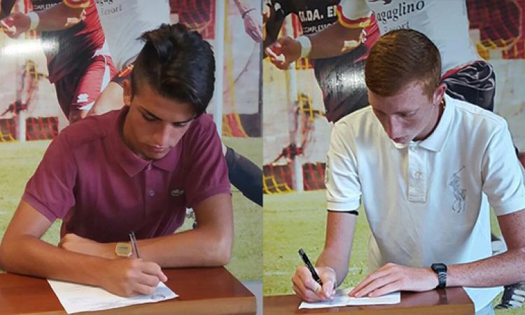 Il momento della firma sul contratto
