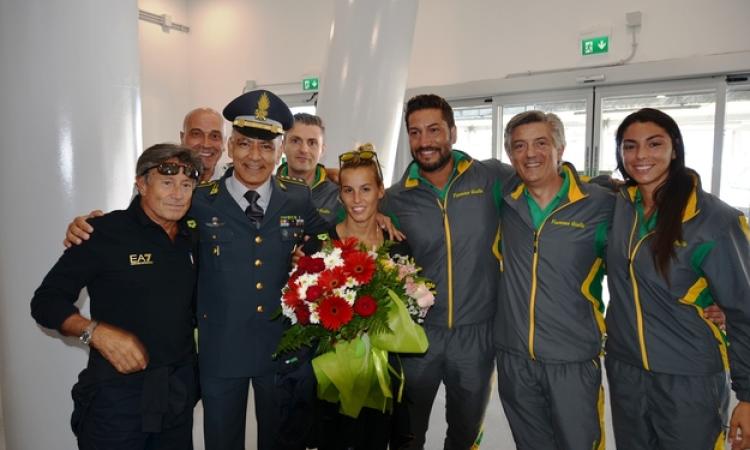 Tania Cagnotto con il corpo delle Fiamme Gialle appena sbarcata