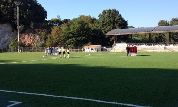 Le due squadre durante il minuto di raccoglimento