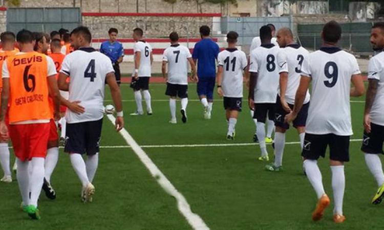 Le due squadre ad inizio gara (foto ©Gaeta Calcio)