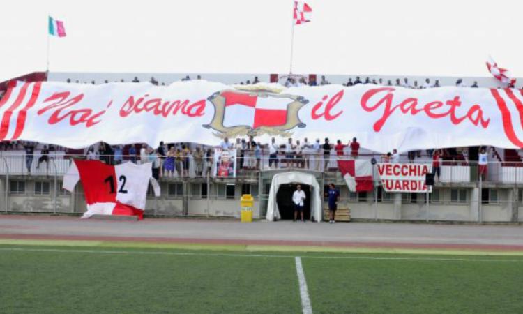 Una coreografia dei tifosi del Gaeta (foto ©DAngelo)