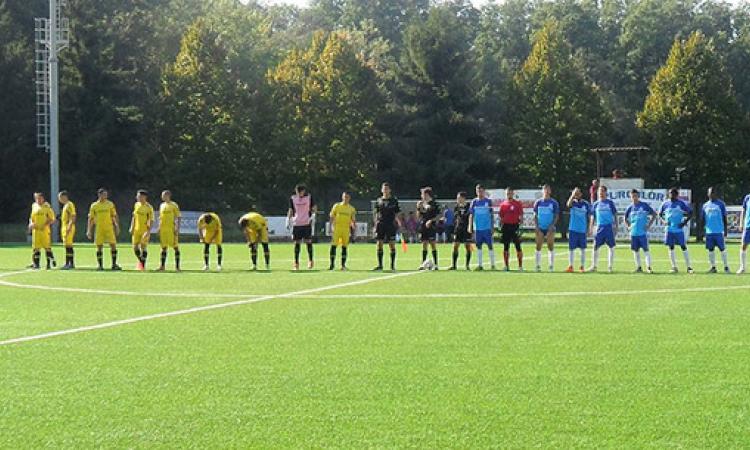 Le squadre a centrocampo prima del fischio d&amp;apos;inizio