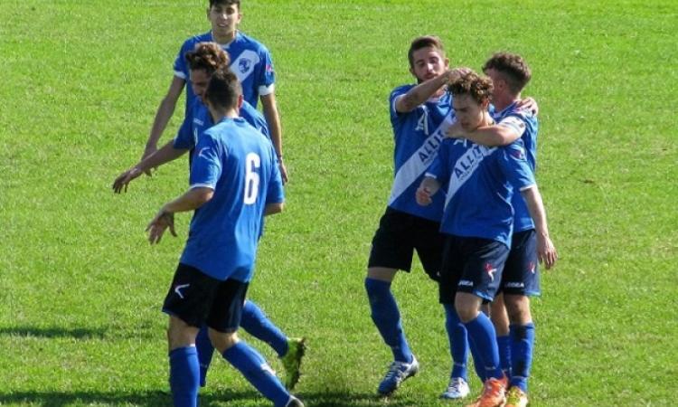 Il giovane esterno abbracciato dai propri compagni (foto Borgo Podgora)