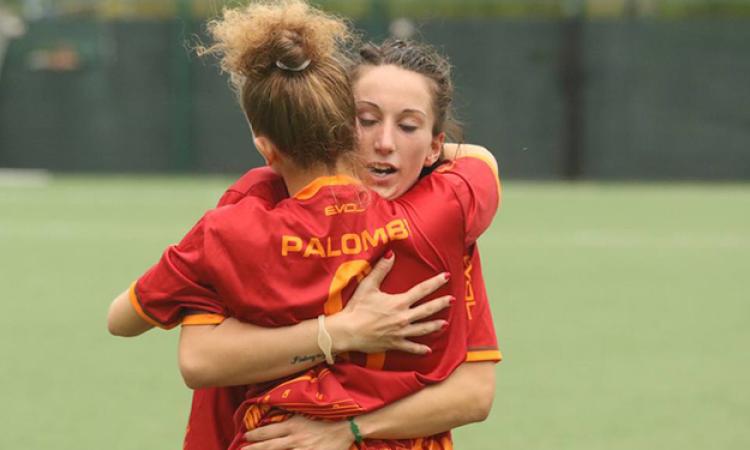 Melania Martinovic abbraccia la Palombi dopo un gol 