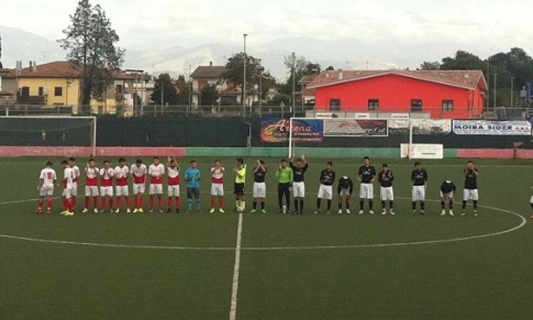 Le due formazioni all&amp;apos;ingresso in campo
