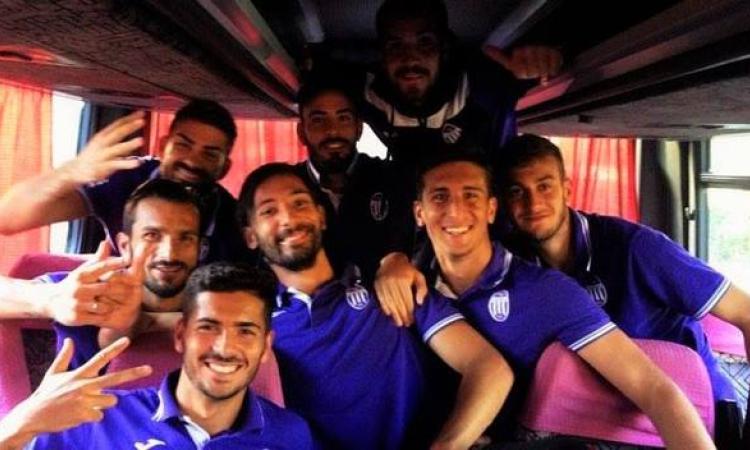 La festa dei giocatori dell&amp;apos;Ostiamare dopo il successo sul campo dell&amp;apos;Arzachena ©A.S. Ostiamare lido calcio srl