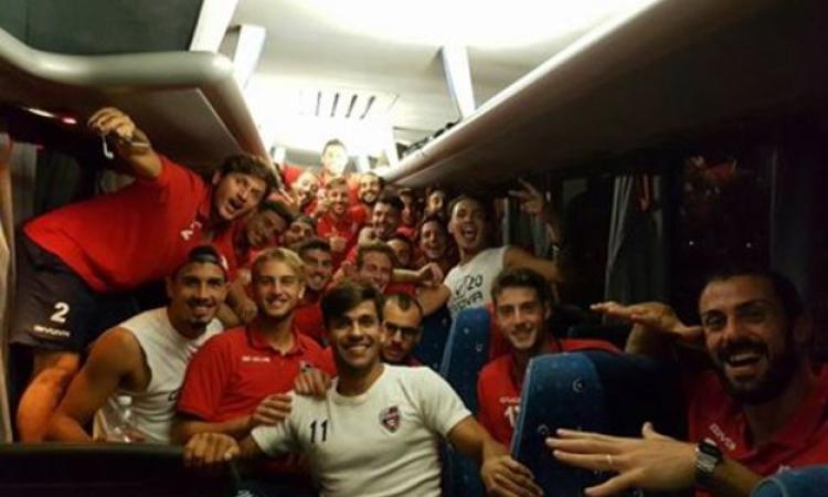 Il selfie dei ragazzi del Fondi di ritorno dalla vittoriosa trasferta di Taranto (foto ©Facebook/UnicusanoFondiofficial)