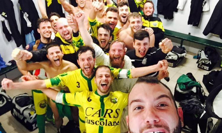 Selfie per i gialloverdi (©Facebook)