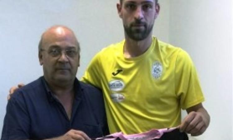 Natalini con l&amp;apos;attaccante Russo (foto NewTuscia)