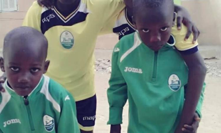 Alcuni bambini senegalesi con le maglie del Castelverde