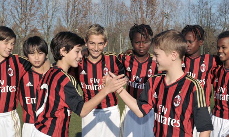 Un gruppo di giovani rossoneri ©acmilan.com