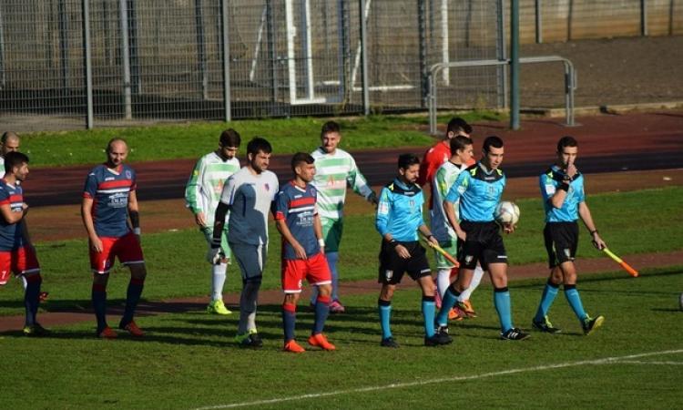 L&amp;apos;ingresso in campo delle due squadre (foto Calcio Sezze)