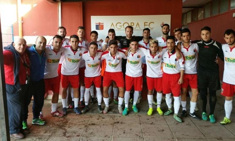 Il mister con tutta la squadra