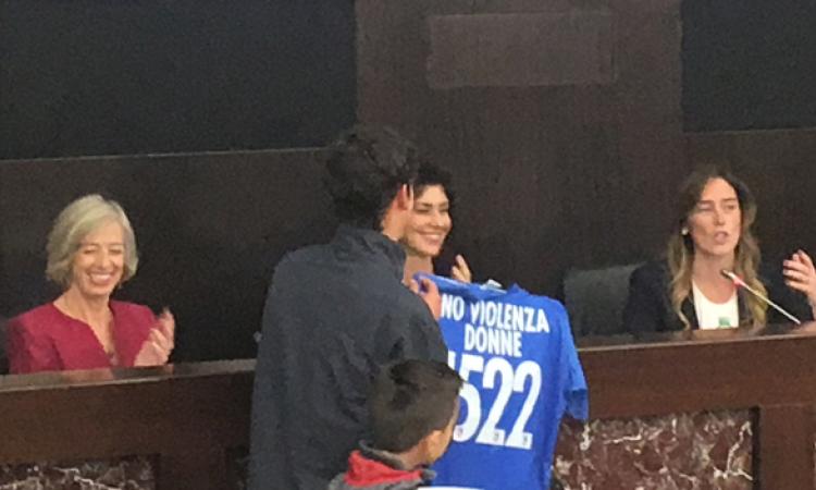 L&amp;apos;Audace consegna la maglia alla Ministra Boschi ©gr