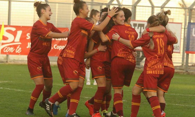 Martinovic abbracciata da Ciccotti dopo un gol