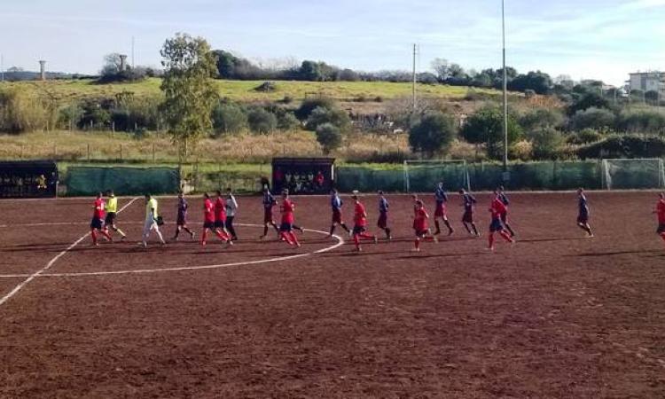 Le due squadre entrano in campo
