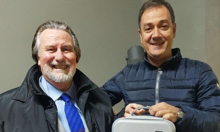 Lamberto Galassetti consegna il defribillatore al ds Piancatelli