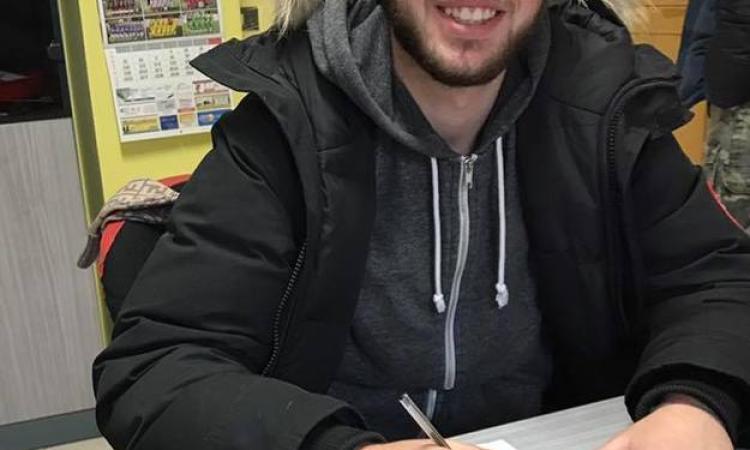 Paolo Capuani durante la firma (©Facebook)