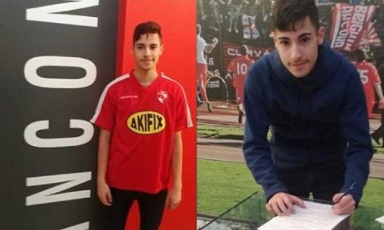 Garofano con la nuova maglia e al momento della firma