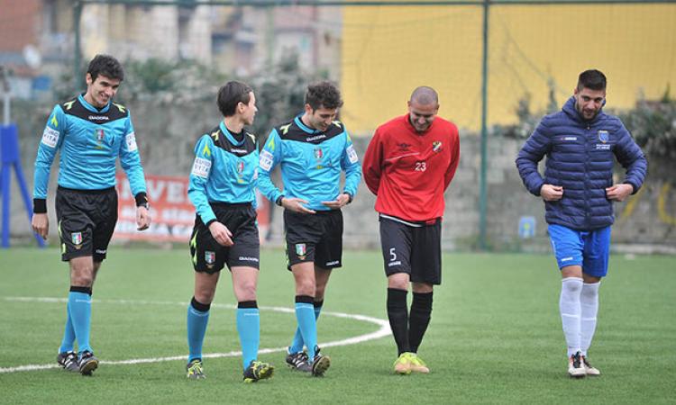 La terna arbitrale e i due capitani escono dal campo (©Del Gobbo)