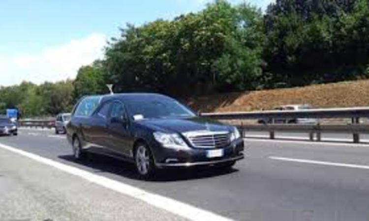 Polizia insegue carro funebre durante il corteo