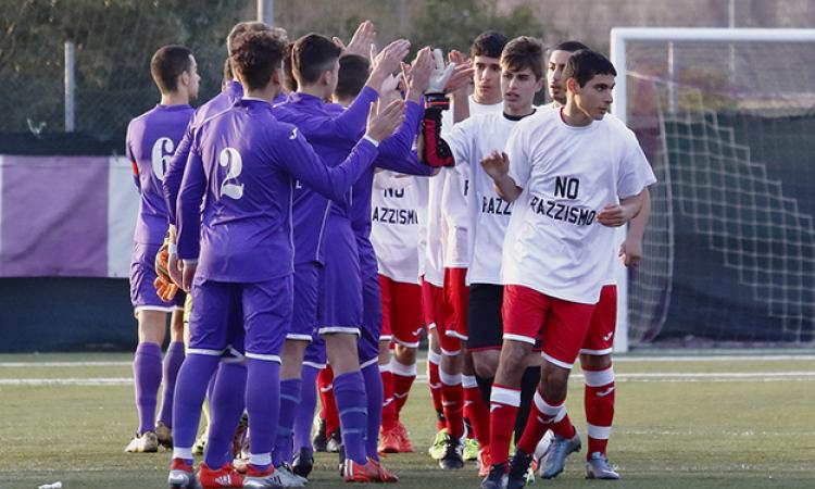 I ragazzi dell&amp;apos;Atletico Fiumicino con la maglia contro il razzismo (©Massimiani)